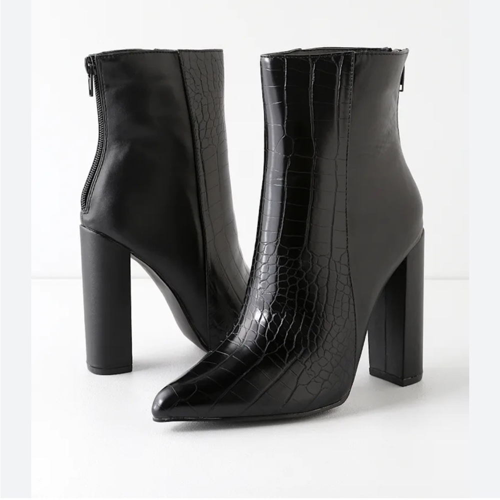 LuLu’s faux croc booties! 🐊